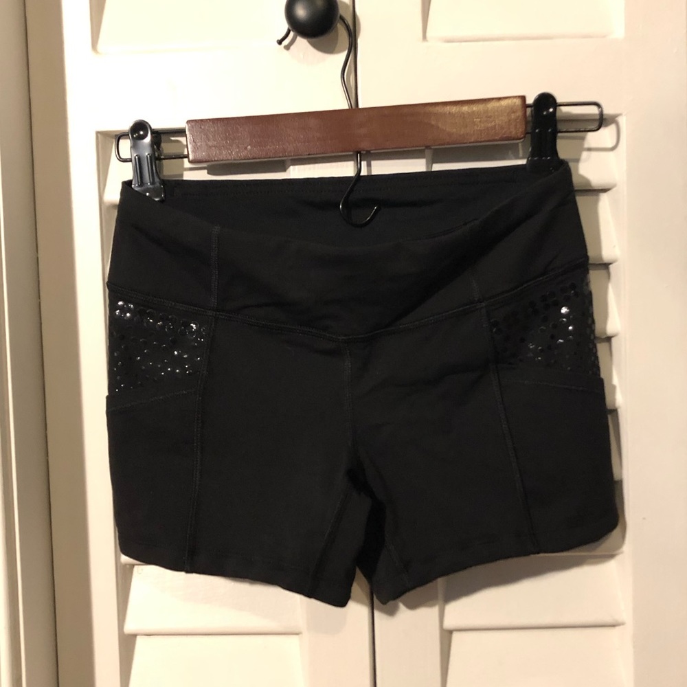 Lululemon spandex shorts with side pockets